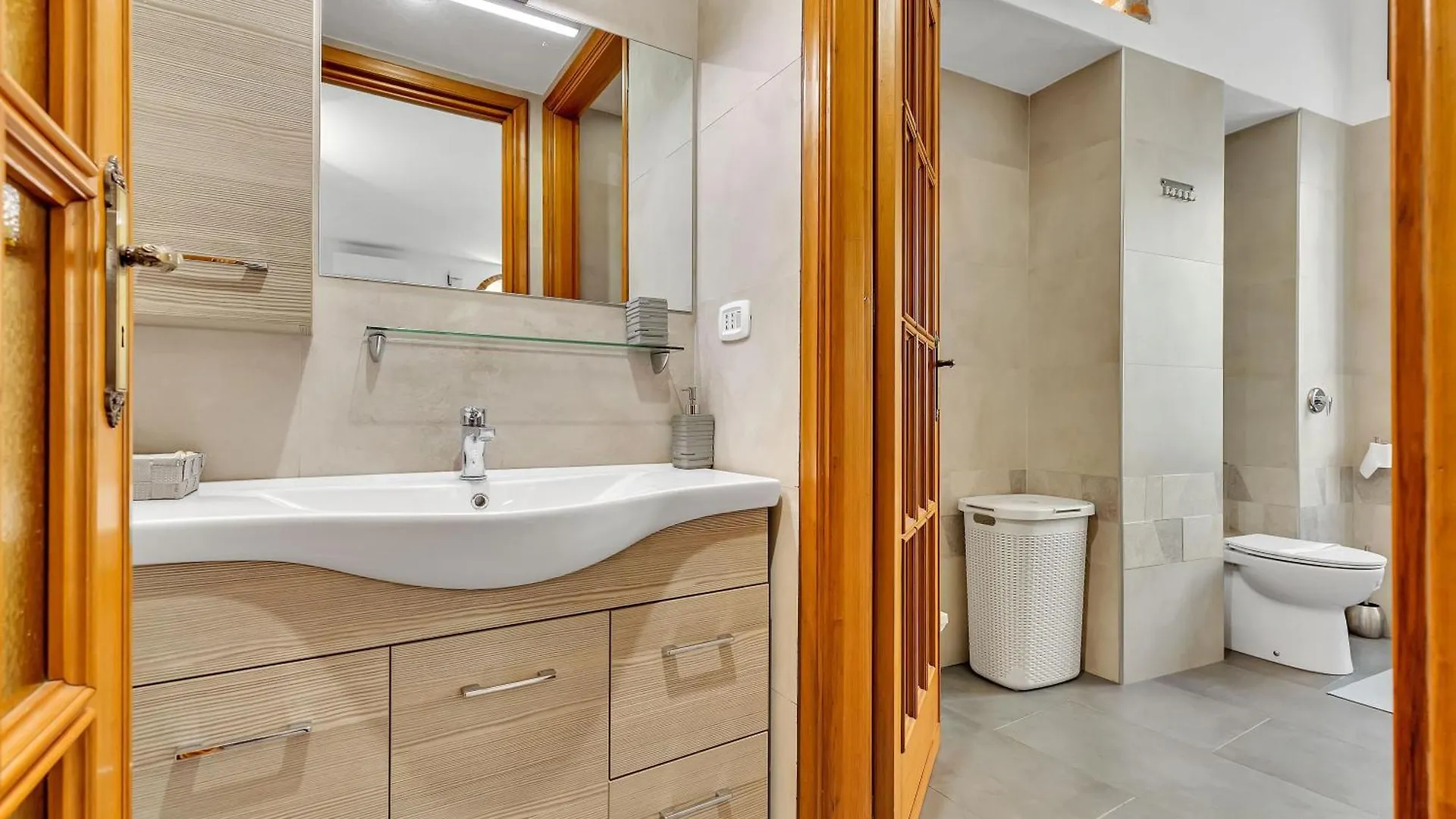 Charming & Bright In The Heart Of Milan - Balcony Apartment
