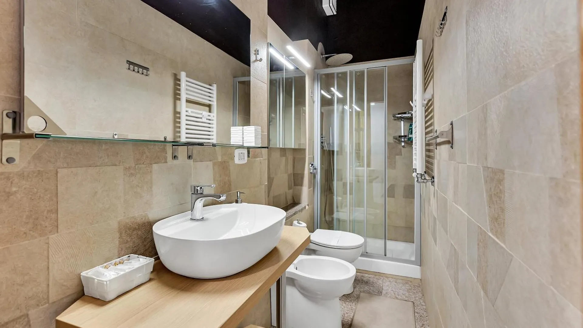 Charming & Bright In The Heart Of Milan - Balcony Apartment Italy