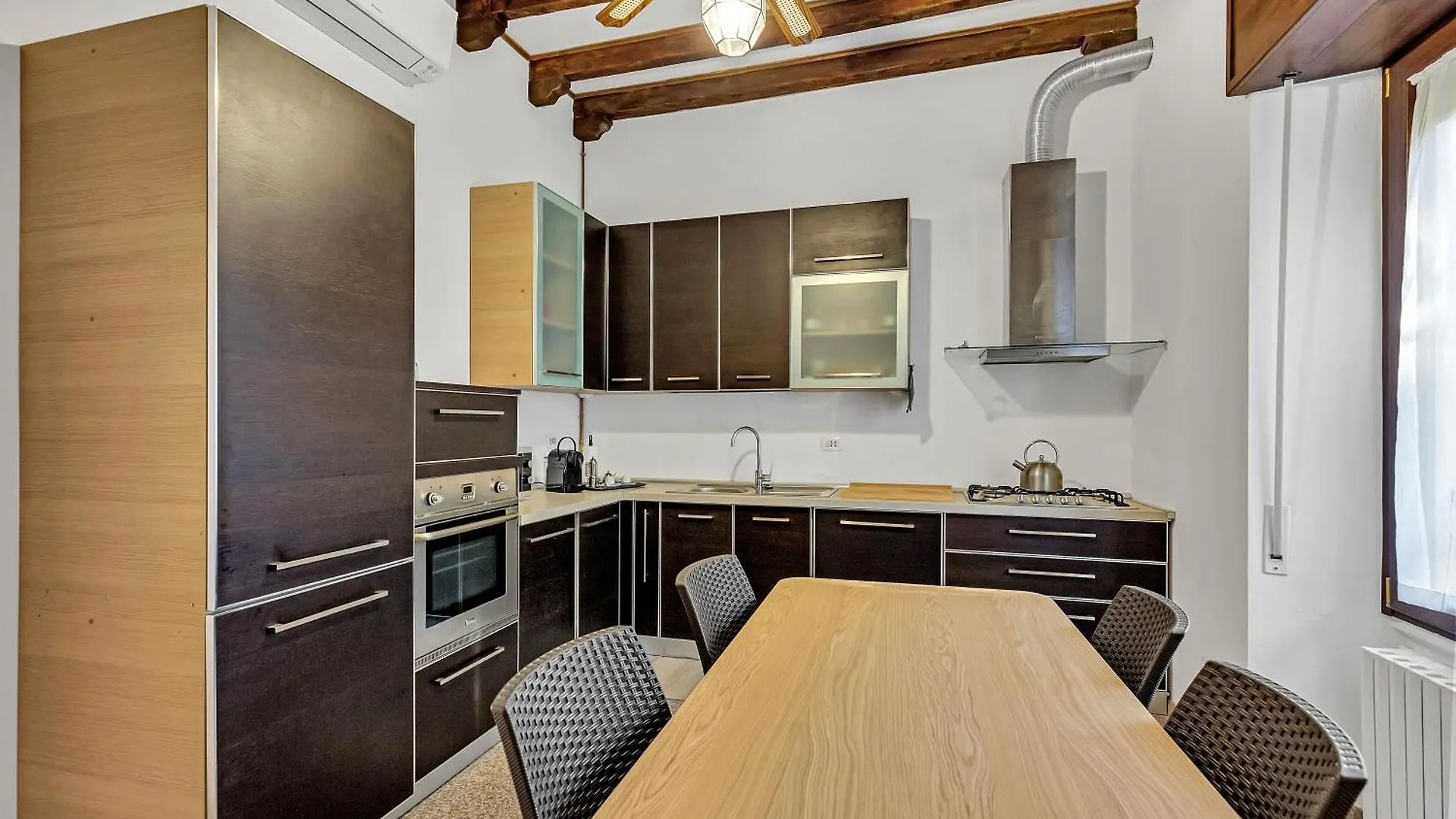 Charming & Bright In The Heart Of Milan - Balcony Apartment