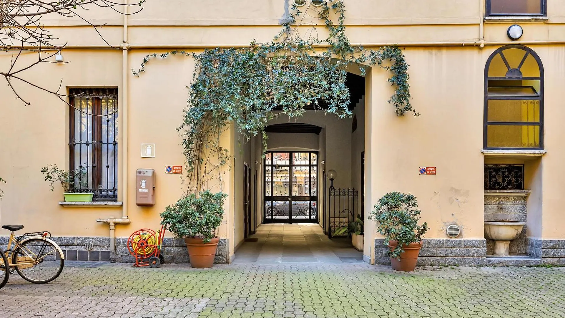 Charming & Bright In The Heart Of Milan - Balcony Apartment Italy