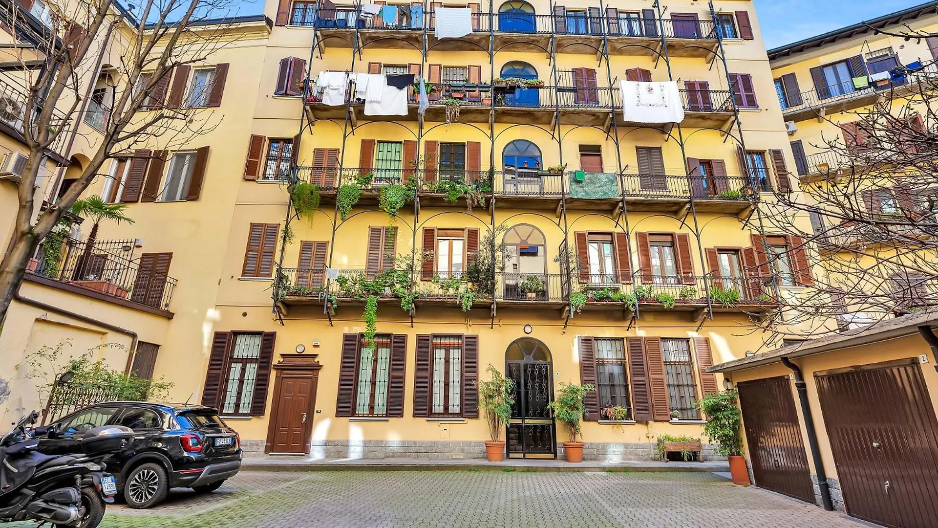 Charming & Bright In The Heart Of Milan - Balcony Apartment